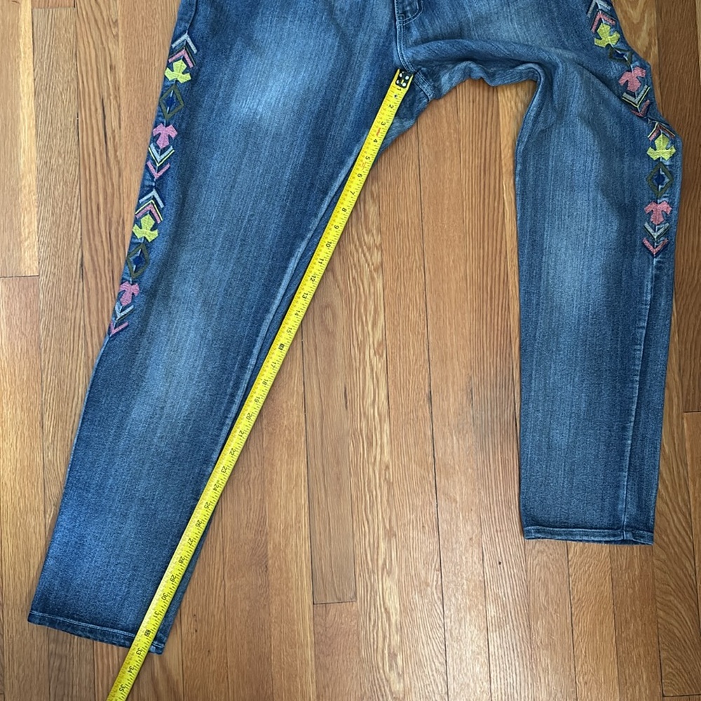 Ashley Stewart Western / Aztec embroidered intentionally weathered jeans - Picture 16 of 16